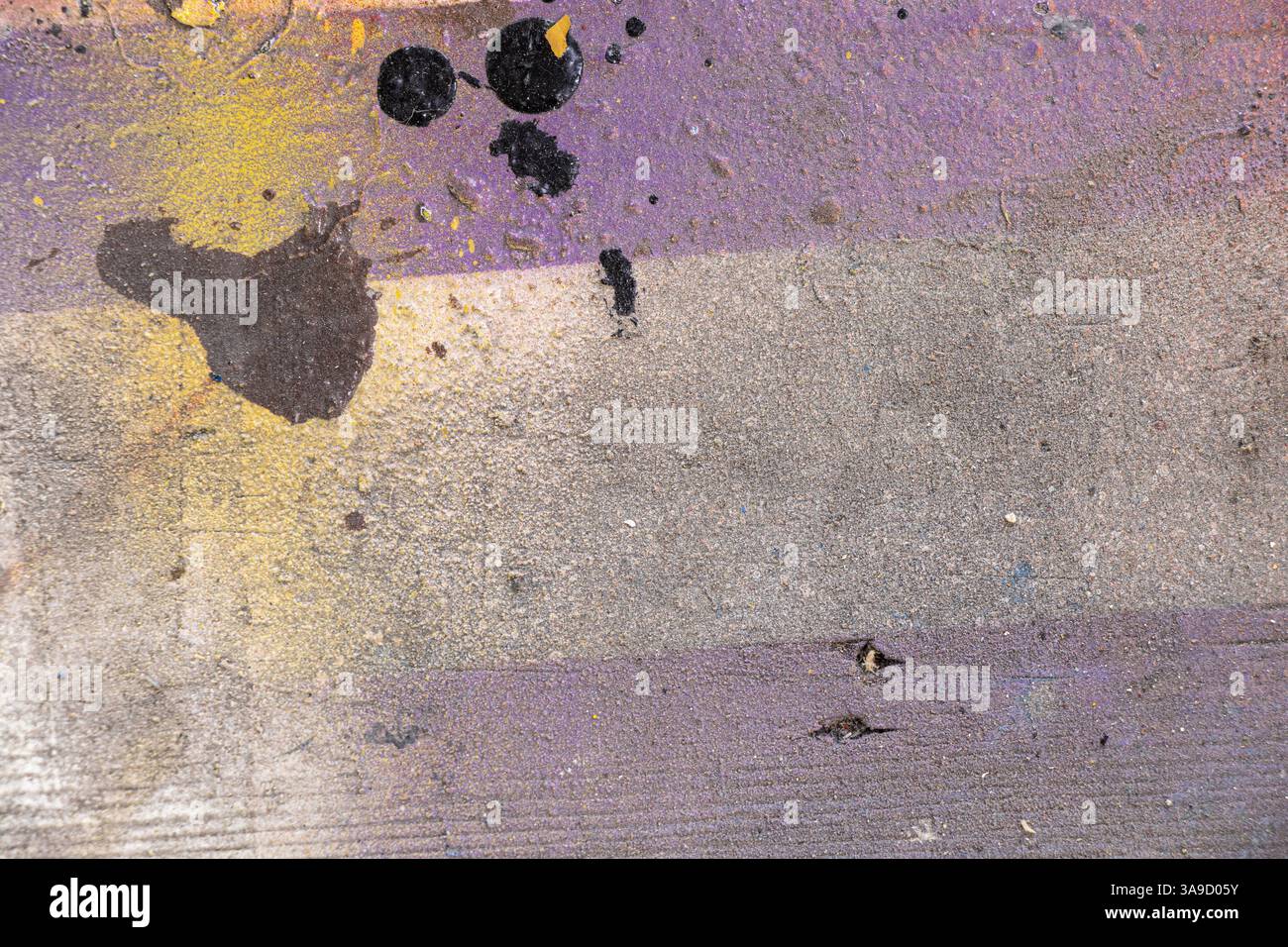 Dipinge macchie viola e gialle e bianche e nere su una tavola di legno come sfondo, sfondo astratto multicolore Foto Stock