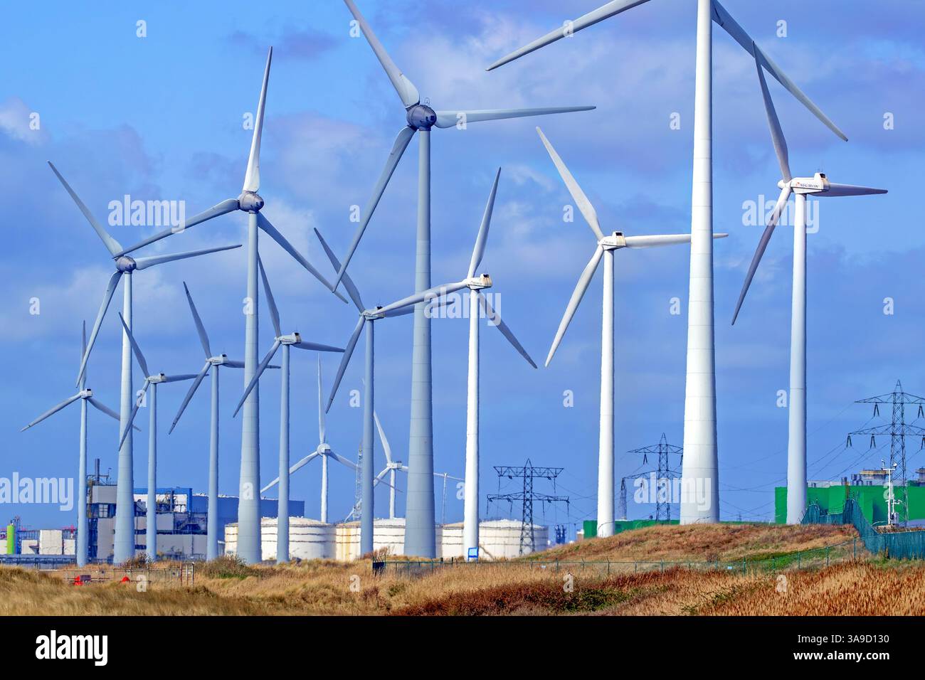 Turbine eoliche al parco eolico/parco eolico che mostrano torri bianche e enormi pale del rotore contro il cielo nuvoloso, Vlissingen, Zelanda, Paesi Bassi Foto Stock