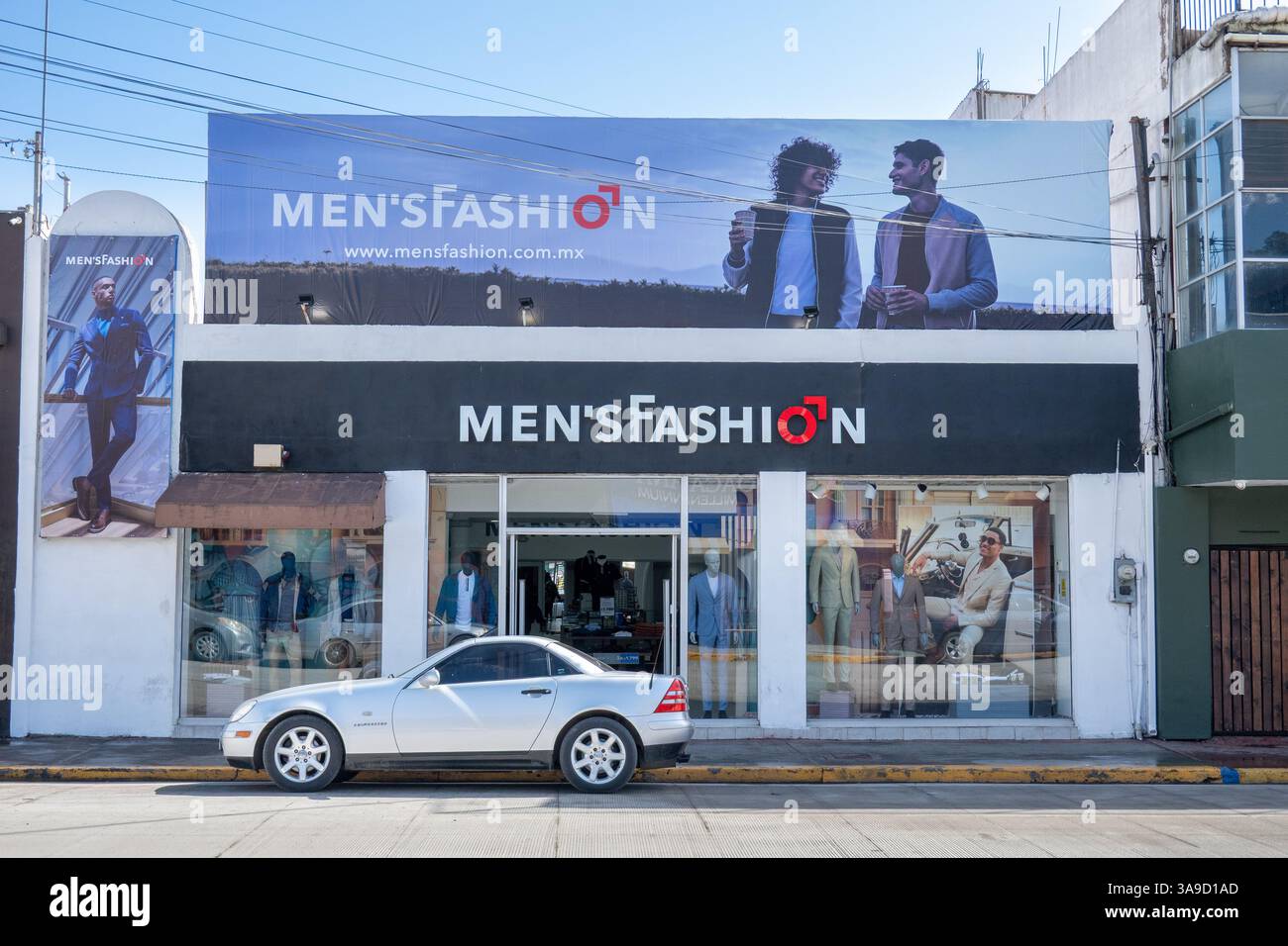 Mercedes Benz Kompressor Convertible Sports Car fuori dal Mens Fashion Store di Ensenada, Baja California, Messico, febbraio, foto di scorta Foto Stock
