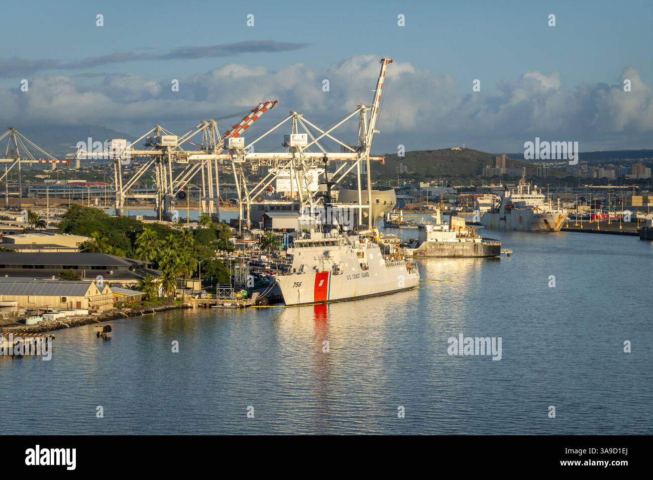 USCGC Kimball (WMSL-756) della Guardia Costiera degli Stati Uniti, Una taglierina di classe Legend, a Port at Kahului Harbor, Honolulu Oahu, Hawaii, 4 febbraio 2025, foto di scorta Foto Stock
