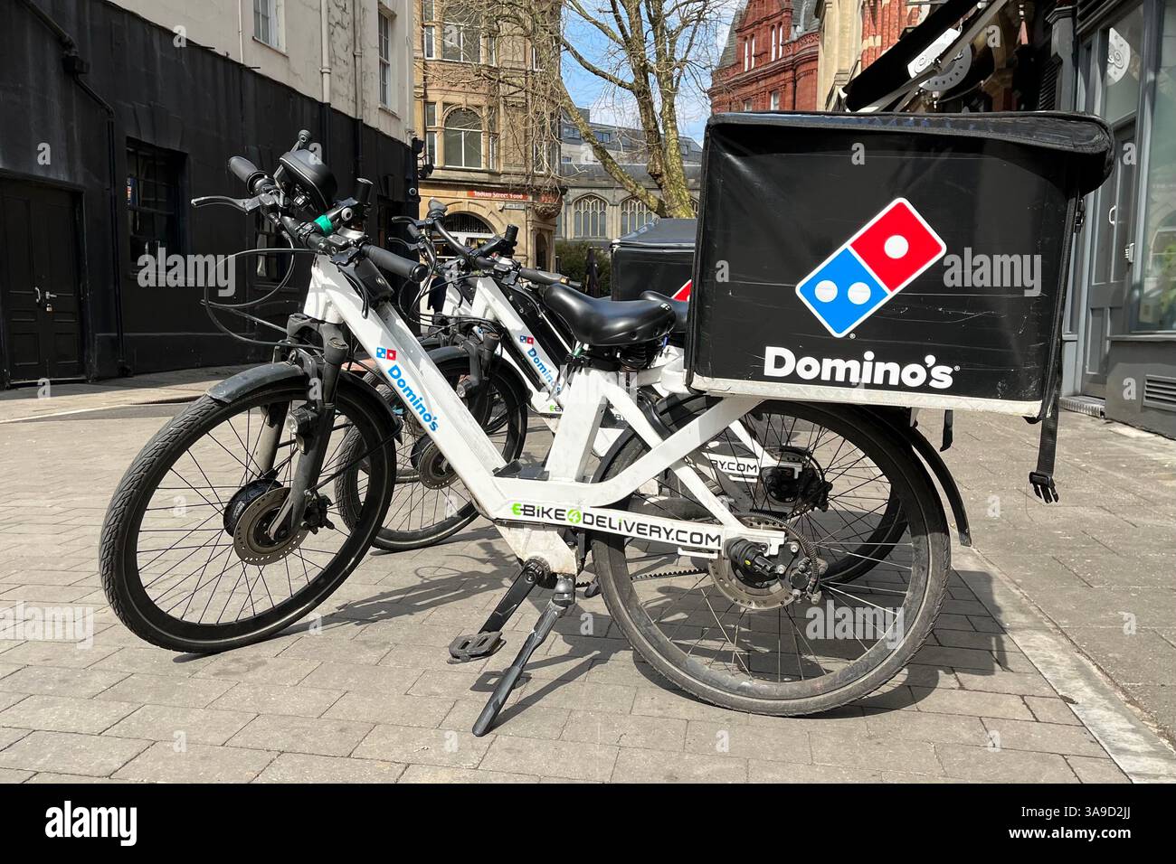 Domino's Pizza Delivery Bike a Bristol, Inghilterra, Regno Unito. 26 marzo 2025. - Immagine stock catturata con smartphone