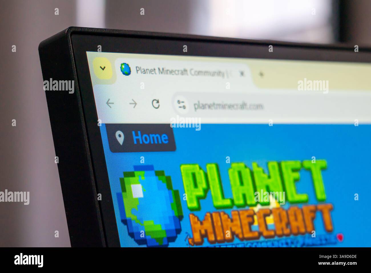 New York, USA - 30 marzo 2025: Homepage del sito web della comunità dei fan Planet Minecraft visualizzata sul monitor del computer con logo colorato e pixel art Foto Stock