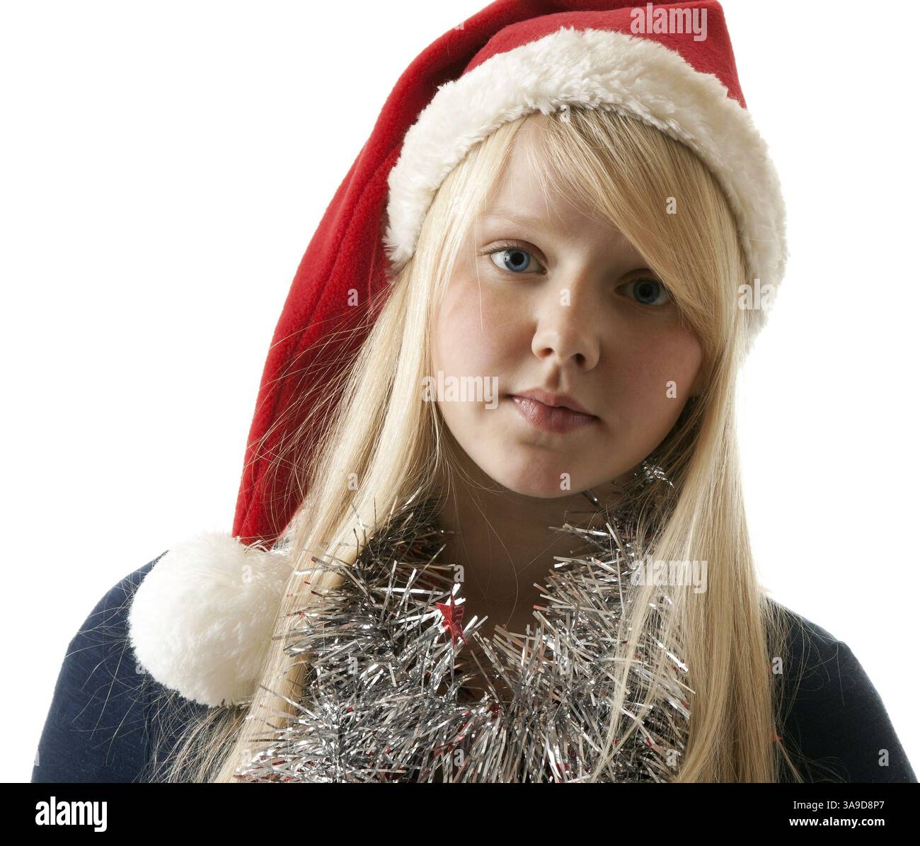 Una giovane e bella bionda in un cappello da Babbo Natale su sfondo bianco Foto Stock