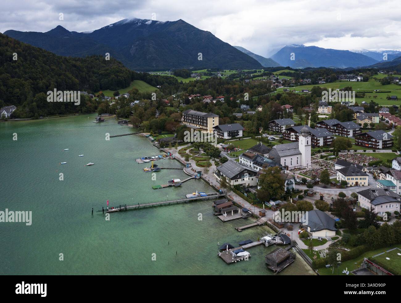 Drone shot, vista della città con chiesa parrocchiale, Strobl am Wolfgangsee, Salzkammergut, provincia di Salisburgo, Austria, Europa Foto Stock