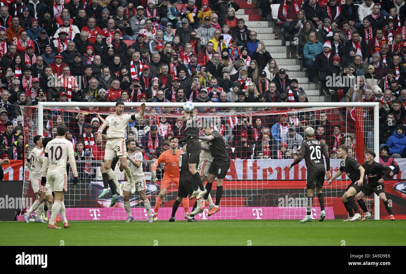 Scena area rigore, scena area goal testa duello azione Jackson Irvine FC St. Pauli (07) Allianz Arena, Monaco, Baviera, Germania, Europa Foto Stock