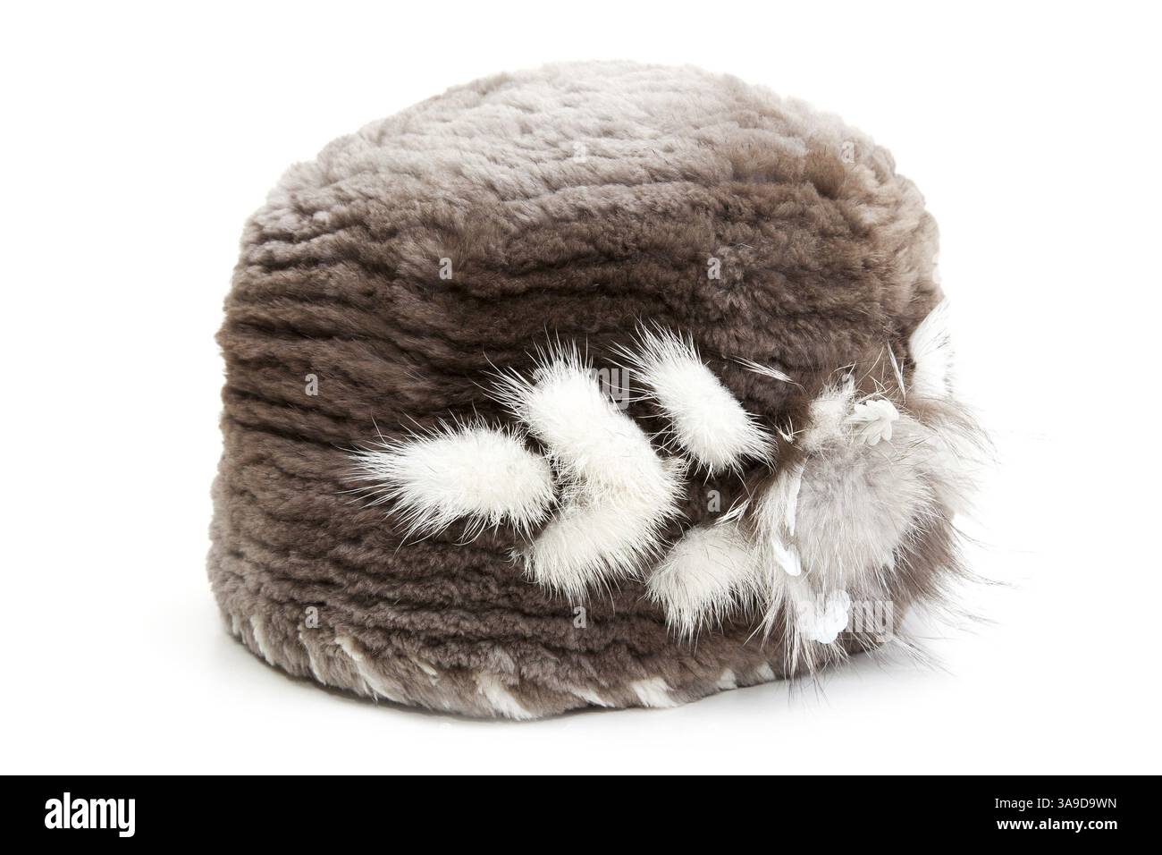 Cappello in pelliccia da donna con motivo su sfondo bianco Foto Stock