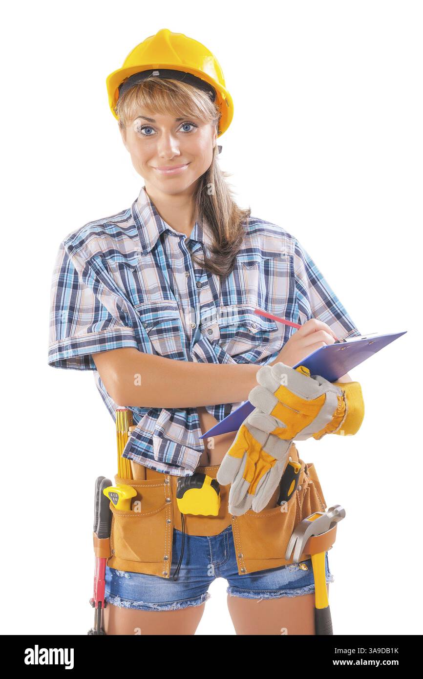 Bella lavoratrice che indossa una camicia senza maniche con molti strumenti di costruzione che scrivono negli appunti e guardano la telecamera isolata Foto Stock