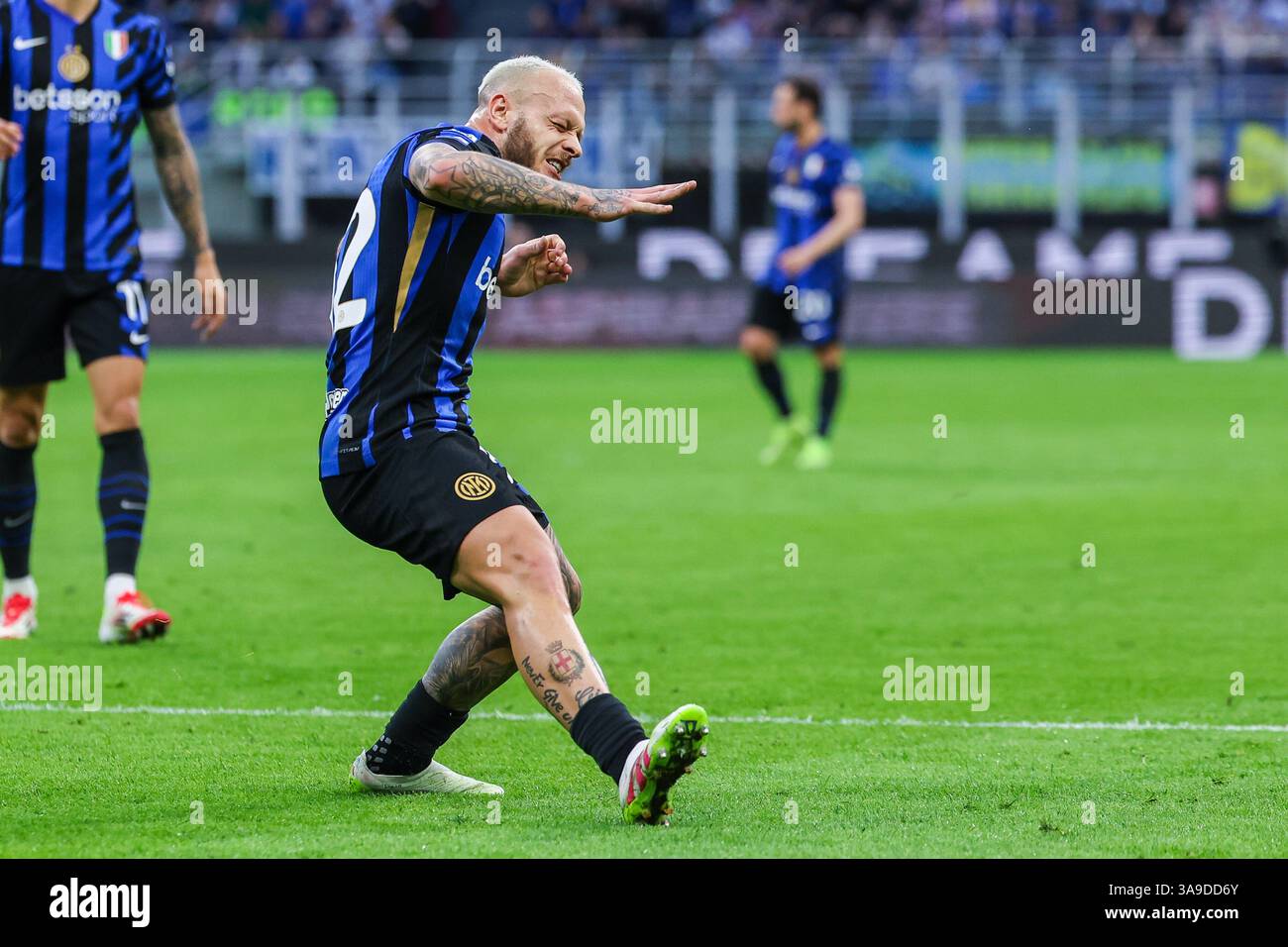 Milano, Italia. 30 marzo 2025. Federico Dimarco del FC Internazionale reagisce durante la partita di calcio di serie A 2024/25 tra FC Internazionale e Udinese calcio allo Stadio San Siro crediti: dpa/Alamy Live News Foto Stock Milano, Italia. 30 marzo 2025. Federico Dimarco del FC Internazionale reagisce durante la partita di calcio di serie A 2024/25 tra FC Internazionale e Udinese calcio allo Stadio San Siro crediti: dpa/Alamy Live News Foto Stock