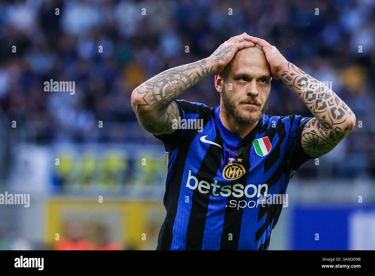 Milano, Italia. 30 marzo 2025. Federico Dimarco del FC Internazionale reagisce durante la partita di calcio di serie A 2024/25 tra FC Internazionale e Udinese calcio allo Stadio San Siro crediti: dpa/Alamy Live News Foto Stock Milano, Italia. 30 marzo 2025. Federico Dimarco del FC Internazionale reagisce durante la partita di calcio di serie A 2024/25 tra FC Internazionale e Udinese calcio allo Stadio San Siro crediti: dpa/Alamy Live News Foto Stock
