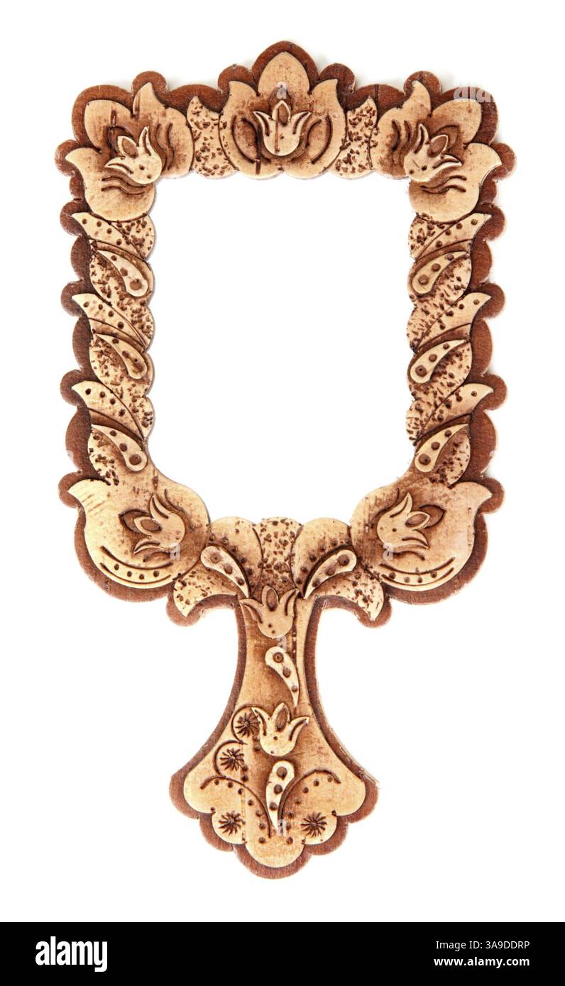 Il telaio dello specchietto dalla corteccia di betulla su sfondo bianco Foto Stock