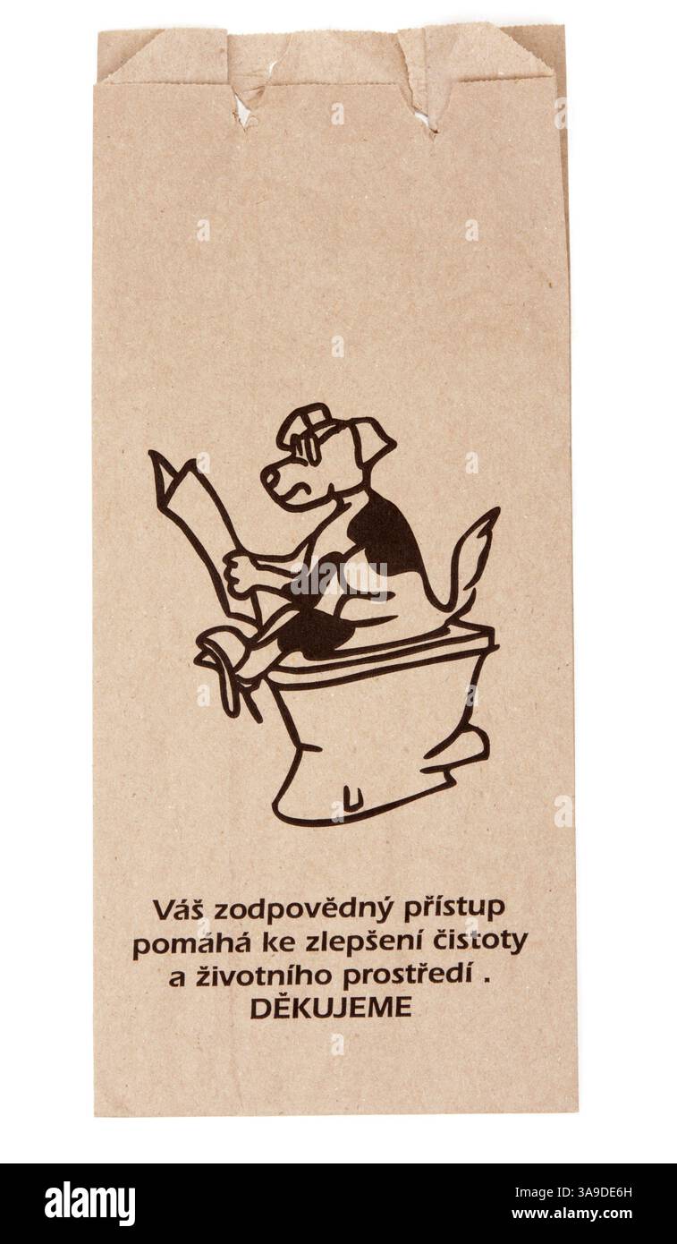 Confezione di carta per la raccolta degli escrementi dei cani su sfondo bianco Foto Stock Confezione di carta per la raccolta degli escrementi dei cani su sfondo bianco Foto Stock