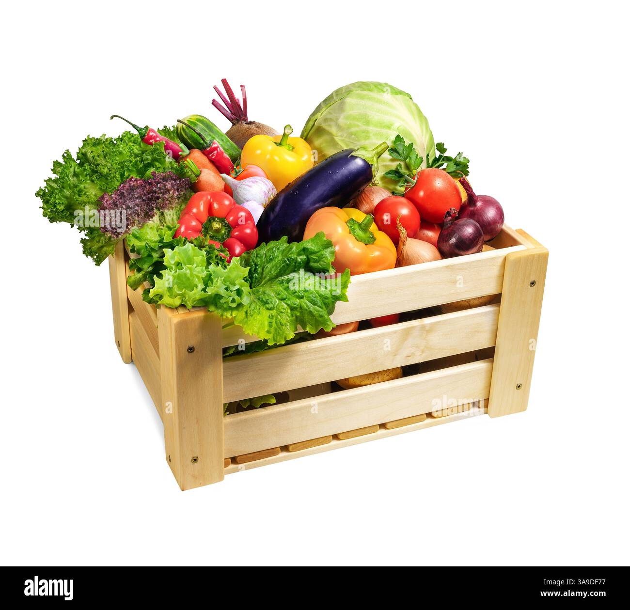 Una cassa di legno splendidamente sistemata riempita fino all'orlo con un variegato assortimento di verdure fresche e vibranti isolate su bianco Foto Stock