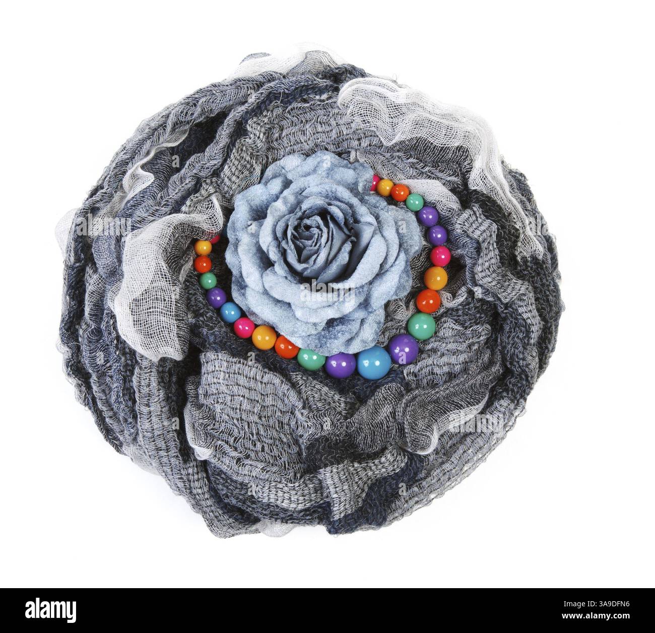 La sciarpa varicolore è decorata con una collana e fiori su sfondo bianco Foto Stock