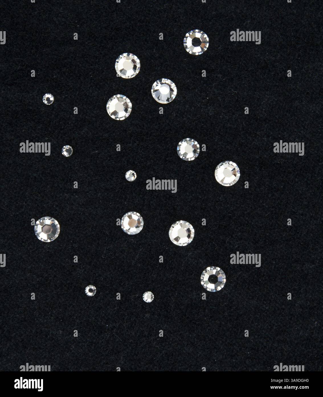 I diamanti sciolgono pietre sullo sfondo del tessuto Foto Stock