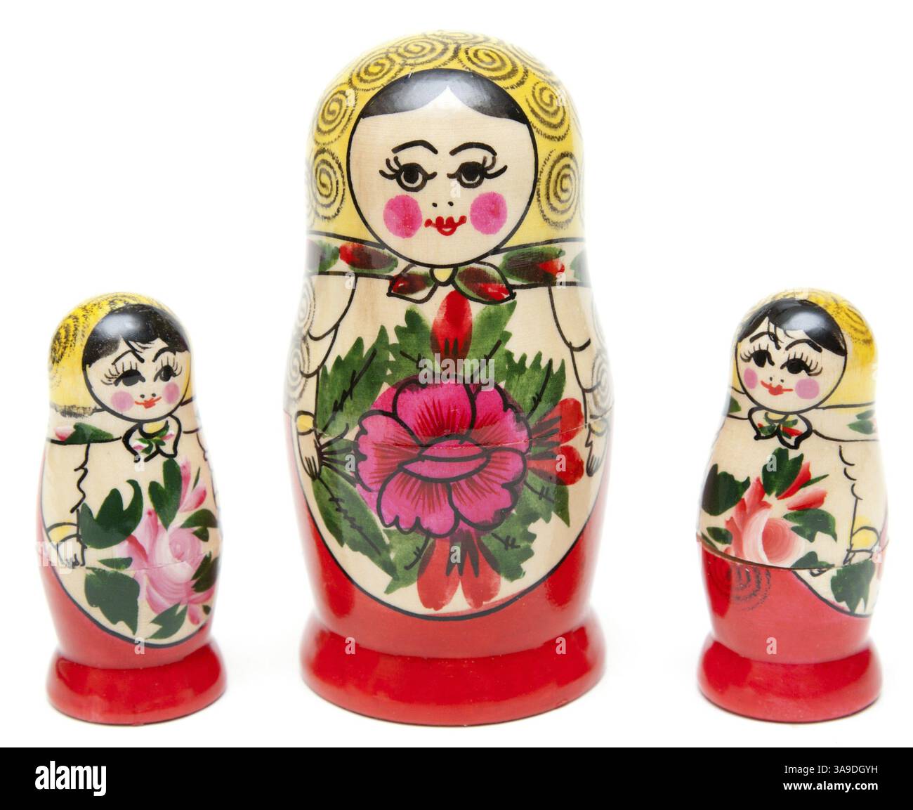 Tre serie di bambole nidificanti sono in fila su sfondo bianco Foto Stock