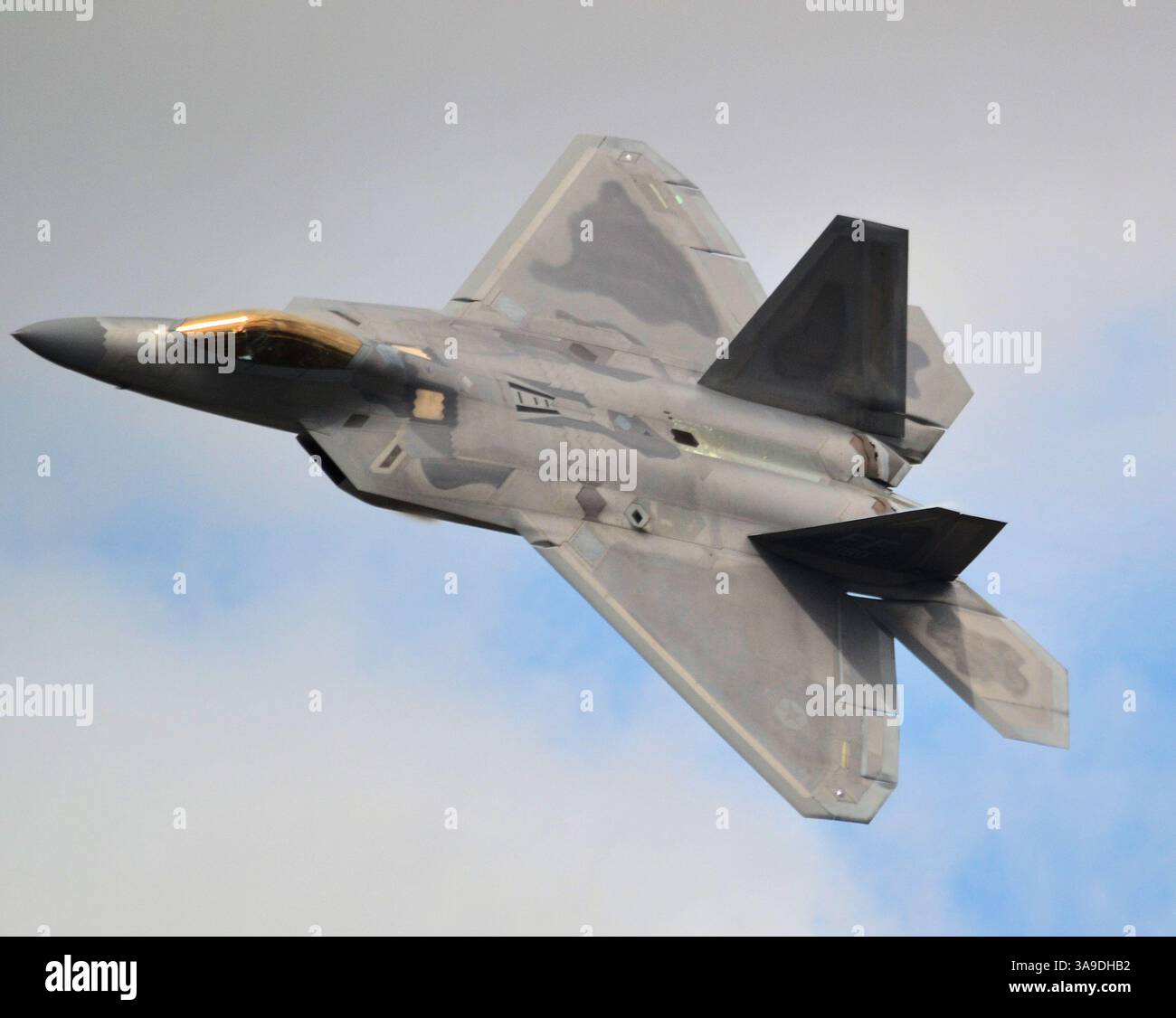 Il superbo caccia F-22A Raptor dell'USAF in una curva a gomito, al Royal International Air Tattoo di Fairford Foto Stock