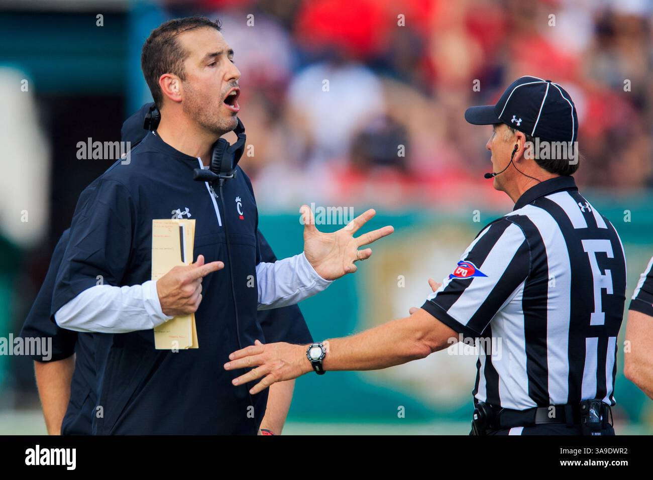 4 novembre 2017: Il capo-allenatore dei Cincinnati Bearcats Luke Fickell parla con il giudice durante la partita tra i Cincinnati Bearcats e Tulane Green Wave al Benson Field allo Yulman Stadium di New Orleans, LOUISIANA. I Cincinnati Bearcats vinsero 17-16. Stephen Lew/CSM (immagine di credito: &Copy; Stephen Lew/CSM tramite cavo ZUMA) Foto Stock