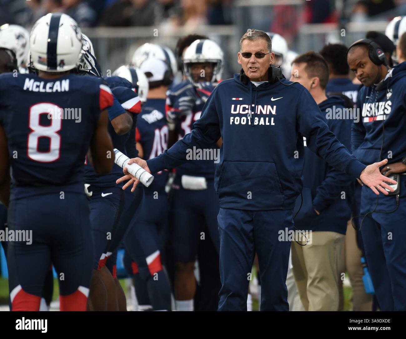 4 novembre 2017 - East Hartford, CT, USA - Connecticut il capo-allenatore Randy Edsall supplica al wide receiver degli Huskies Aaron McLean (8) di prendere il pallone dopo che un passaggio della zona rossa è stato sganciato da McLean e successivamente intercettato contro il South Florida al Rentschler Field di East Hartford, Conn., sabato 4 novembre 2017. I Visiting Bulls vinsero, 37-20. (Immagine di credito: © Brad Horrigan/TNS tramite filo ZUMA) Foto Stock