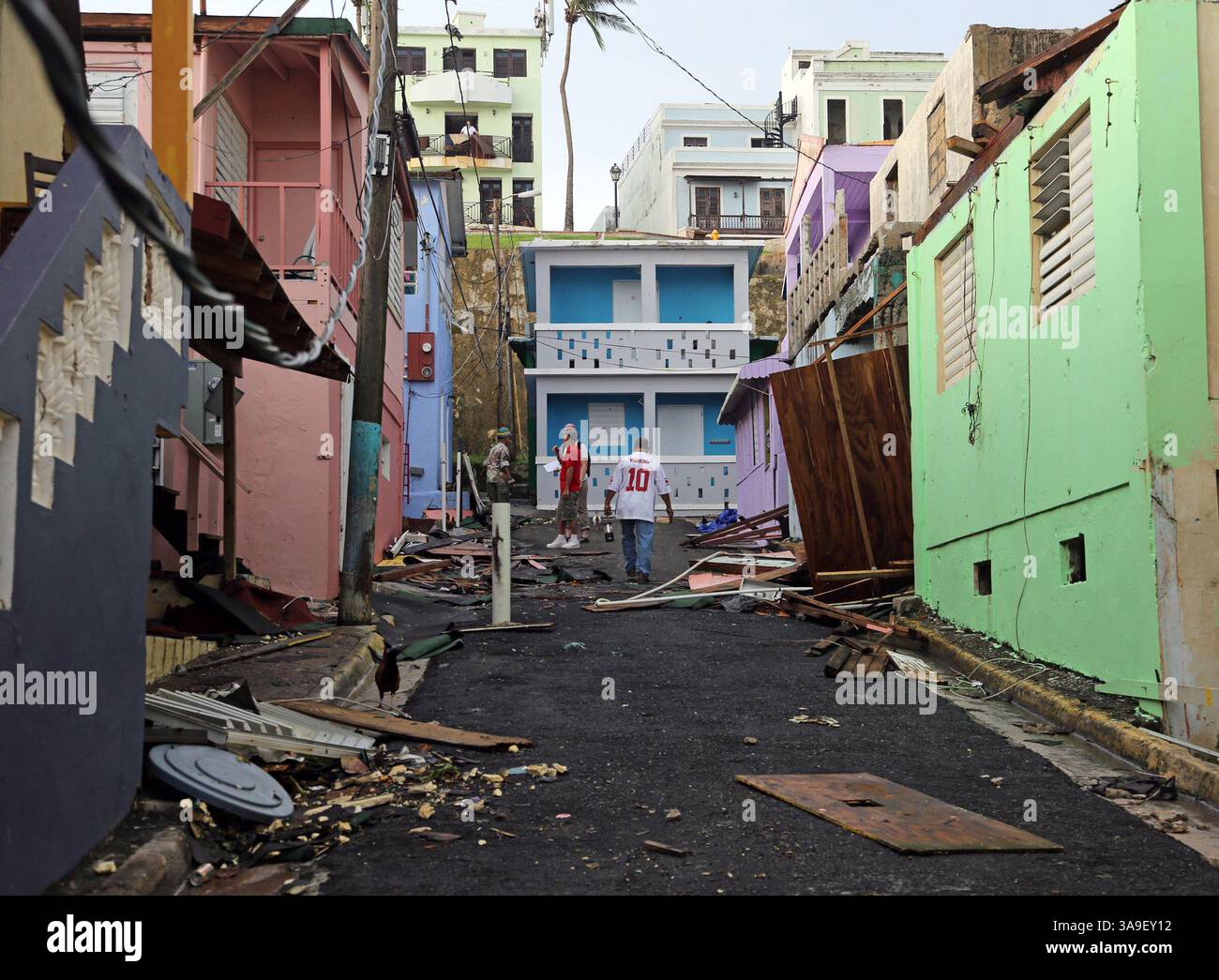 22 settembre 2017 - l'uomo cammina vicino a colorati edifici danneggiati. I residenti del quartiere "la Perla" di San Juan hanno preso in mano il recupero dell'uragano mentre iniziano il difficile compito di ripulire a causa della paura di essere dimenticati dal governo. L'uragano Maria ha lasciato molte strade di San Juan inondate e bloccate da linee elettriche cadute, alberi e detriti mentre Porto Rico cerca di riprendersi dalla tempesta di categoria 4 di giovedì 21 settembre 2017. (Immagine di credito: © Carl Juste/Miami Herald tramite ZUMA Wire) Foto Stock