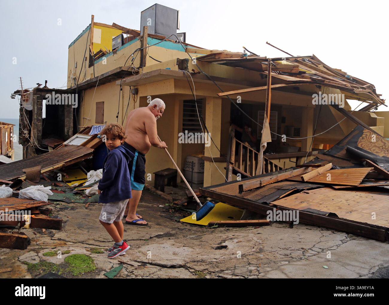 22 settembre 2017 - Luis Torres, prenditi una pausa dalla spazzatura di detriti davanti alla casa di sua madre dopo che è stata pesantemente danneggiata dall'uragano Maria. I residenti del quartiere "la Perla" di San Juan hanno preso in mano il recupero dell'uragano mentre iniziano il difficile compito di ripulire a causa della paura di essere dimenticati dal governo. L'uragano Maria ha lasciato molte strade di San Juan inondate e bloccate da linee elettriche cadute, alberi e detriti mentre Porto Rico cerca di riprendersi dalla tempesta di categoria 4 di giovedì 21 settembre 2017. (Immagine di credito: © Carl Juste/Miami Herald tramite ZUMA Wire Foto Stock