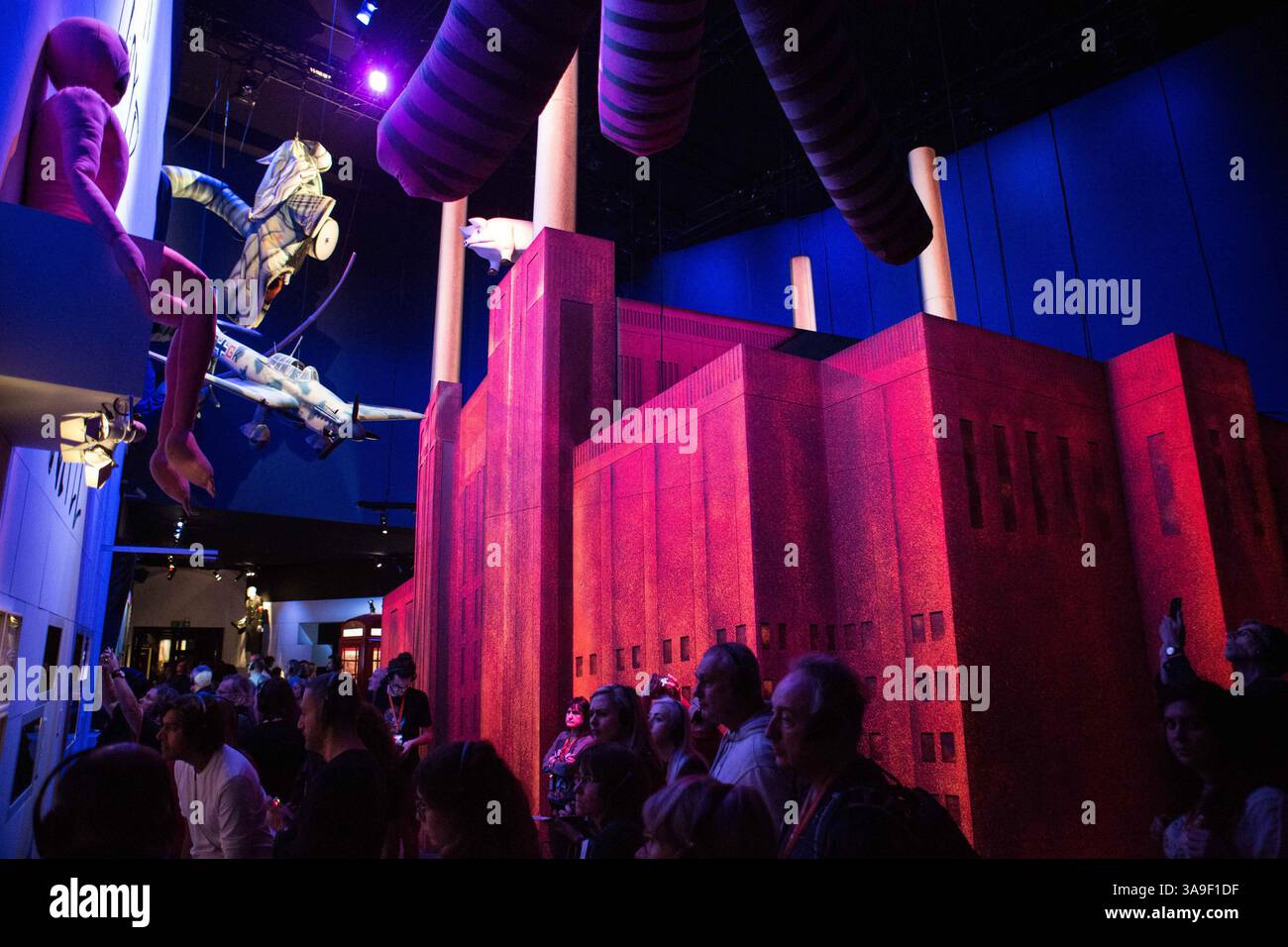 15 ottobre 2017 - Londra, Londra, Regno Unito - le persone si vedono camminare attraverso grandi sculture provenienti dagli album coprono "The Animals" pubblicato nel 1977 e "The Wall" pubblicato nel 1979 alla mostra dei Pink Floyd. La mostra dei Pink Floyd si tenne a Londra al Victoria and Albert Museum dal 13 maggio 2017 al 15 ottobre 2017. I visitatori hanno vissuto un viaggio audiovisivo straordinario e senza precedenti dall'inizio della band di musica progressiva fino ai giorni nostri, vedendo i costumi d'incontro, gli strumenti musicali, i manifesti, le opere d'arte, le sculture, durante la visione di video ed elenchi Foto Stock