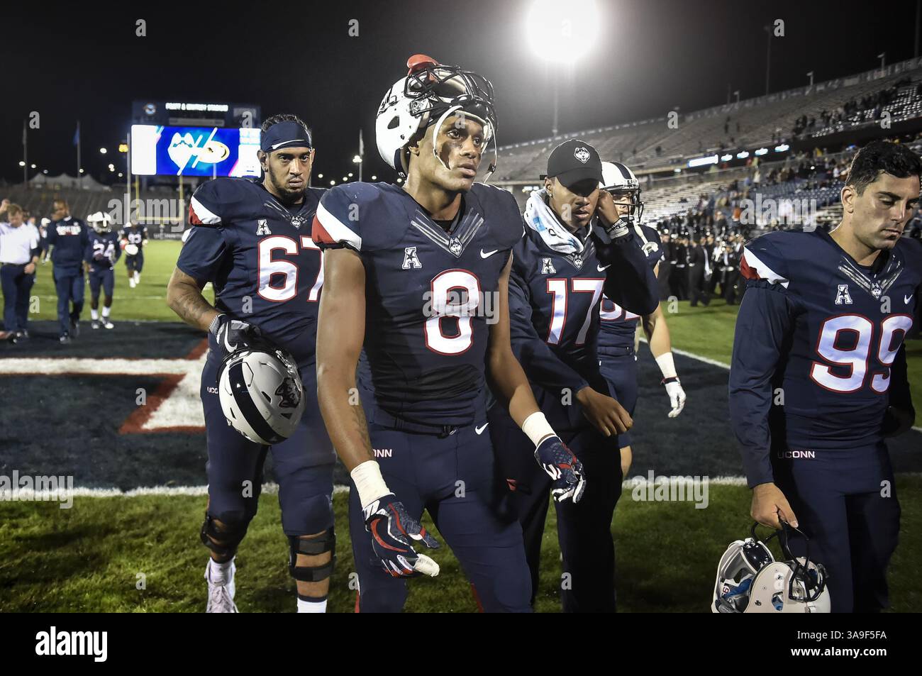 28 ottobre 2017 - East Hartford, CT, USA - Bryan Cespedes del Connecticut (67), Aaron McLean (8), Jordan McAfee (17) e Luke Magliozzi (99) escono dal campo dopo una sconfitta 52-12 contro il Missouri al Rentschler Field di East Hartford, Conn., sabato 28 ottobre 2017. (Immagine di credito: © Mark Mirko/TNS via ZUMA Wire) Foto Stock