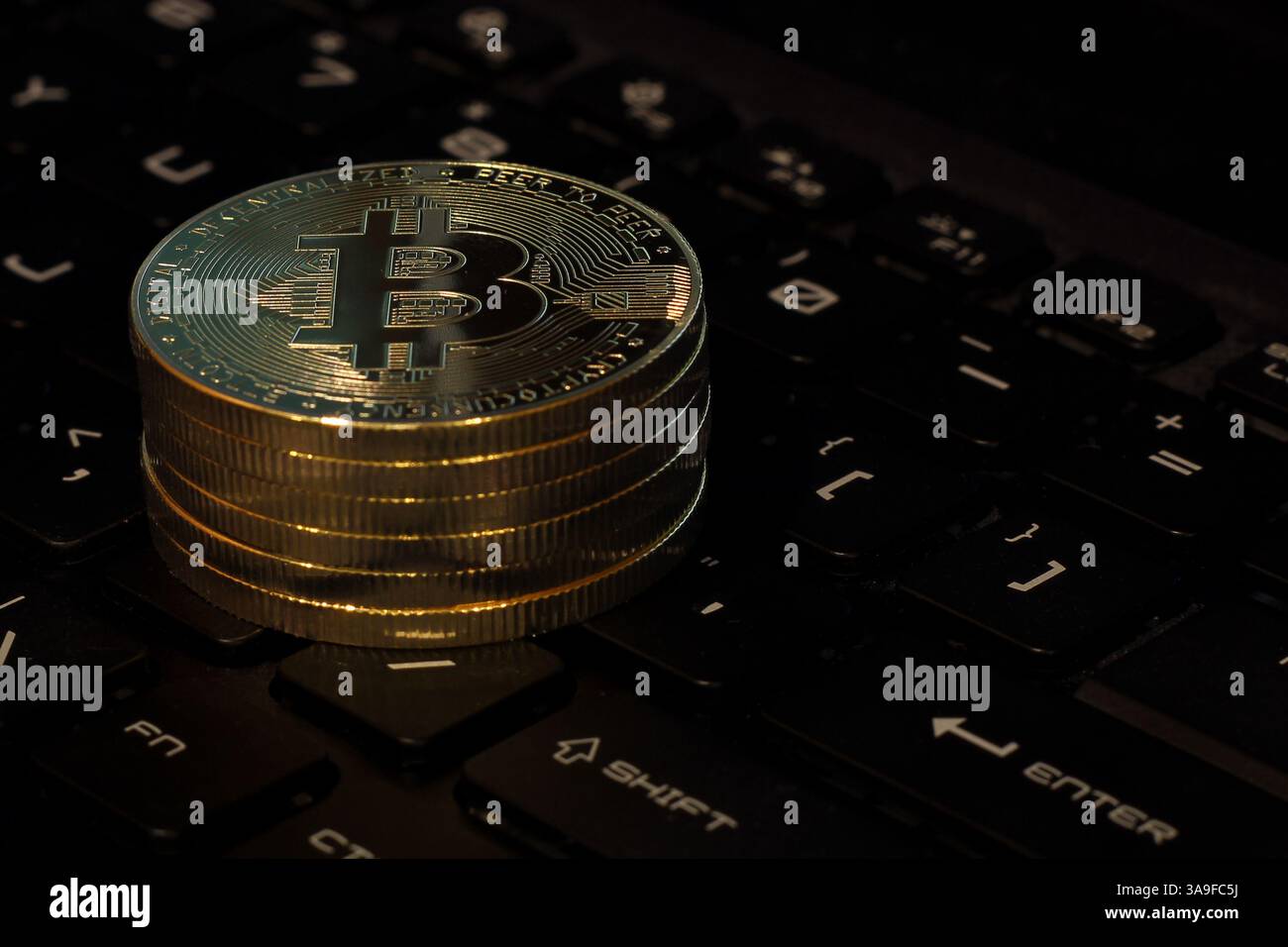 Primo piano di Bitcoin sulla tastiera del computer Foto Stock