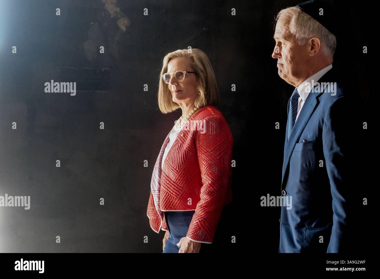 1 novembre 2017 - Gerusalemme, Israele - il primo ministro dell'Australia, MALCOLM TURNBULL, e la moglie LUCY TURNBULL, riaccendono la fiamma eterna e depongono una corona mentre partecipano a una cerimonia commemorativa nella sala della memoria. Il PM visitò il museo, partecipò a una cerimonia commemorativa, visitò il Children's Memorial e firmò il libro degli ospiti del museo. Turnbull è in Israele in occasione delle commemorazioni del centenario per le truppe ANZAC del 4° e 12° Reggimento australiano della 4° Brigata del Cavallo leggero che hanno preso parte alla liberazione di Beersheba il 31 ottobre 1917 nella prima guerra mondiale. (Credito a me Foto Stock