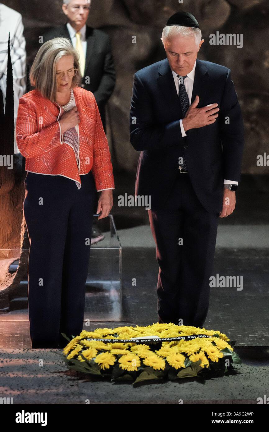 1 novembre 2017 - Gerusalemme, Israele - il primo ministro dell'Australia, MALCOLM TURNBULL, e la moglie LUCY TURNBULL, riaccendono la fiamma eterna e depongono una corona mentre partecipano a una cerimonia commemorativa nella sala della memoria. Il PM visitò il museo, partecipò a una cerimonia commemorativa, visitò il Children's Memorial e firmò il libro degli ospiti del museo. Turnbull è in Israele in occasione delle commemorazioni del centenario per le truppe ANZAC del 4° e 12° Reggimento australiano della 4° Brigata del Cavallo leggero che hanno preso parte alla liberazione di Beersheba il 31 ottobre 1917 nella prima guerra mondiale. (Credito a me Foto Stock