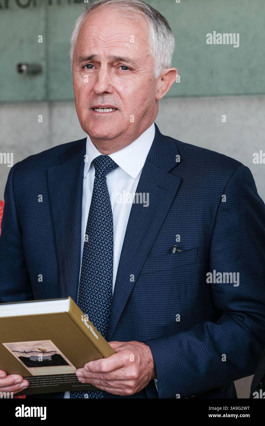 1 novembre 2017 - Gerusalemme, Israele - il primo ministro australiano, MALCOLM TURNBULL, firma il libro degli ospiti concludendo una visita al Museo dell'Olocausto Yad Vashem a Gerusalemme. Il PM visitò il museo, partecipò a una cerimonia commemorativa, visitò il Children's Memorial e firmò il libro degli ospiti del museo. Turnbull è in Israele in occasione delle commemorazioni del centenario per le truppe ANZAC del 4° e 12° Reggimento australiano della 4° Brigata del Cavallo leggero che hanno preso parte alla liberazione di Beersheba il 31 ottobre 1917 nella prima guerra mondiale. (Immagine di credito: © Nir Alon via ZUMA Wire) Foto Stock