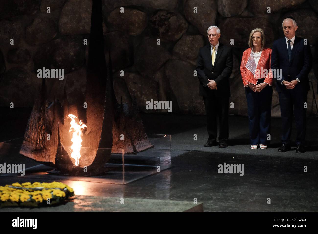 1 novembre 2017 - Gerusalemme, Israele - il primo ministro dell'Australia, MALCOLM TURNBULL, e la moglie LUCY TURNBULL, riaccendono la fiamma eterna e depongono una corona mentre partecipano a una cerimonia commemorativa nella sala della memoria. Il PM visitò il museo, partecipò a una cerimonia commemorativa, visitò il Children's Memorial e firmò il libro degli ospiti del museo. Turnbull è in Israele in occasione delle commemorazioni del centenario per le truppe ANZAC del 4° e 12° Reggimento australiano della 4° Brigata del Cavallo leggero che hanno preso parte alla liberazione di Beersheba il 31 ottobre 1917 nella prima guerra mondiale. (Credito a me Foto Stock