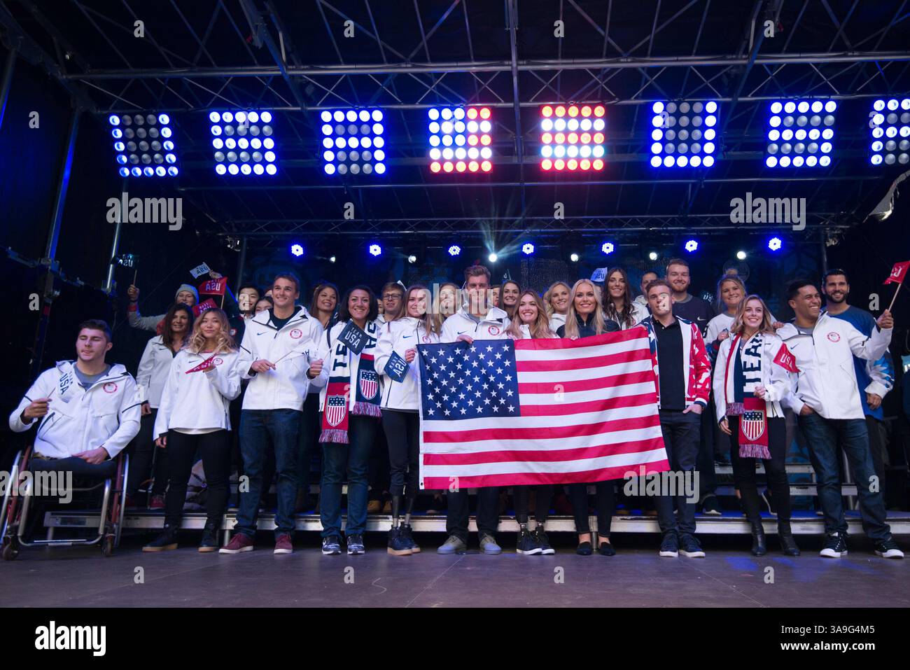 1° novembre 2017 - New York, New York, U. S - atleti olimpici e speranze sul palco dell'evento 100 Days Out e del Team USA Winter Fest a Times Square, New York City, NY. (Immagine di credito: © Mark Smith via ZUMA Wire) Foto Stock