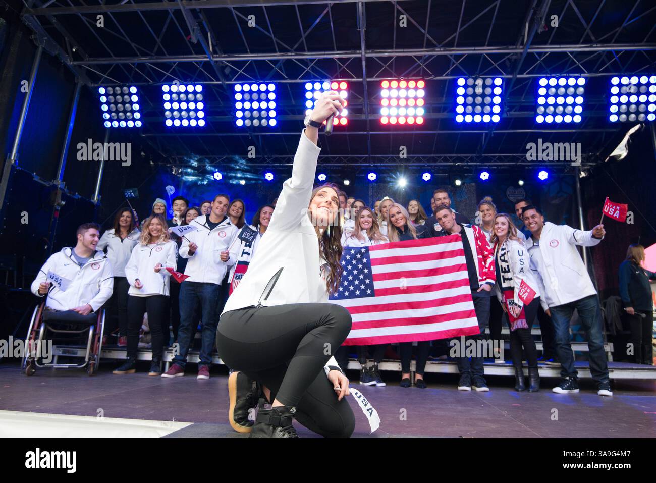 1° novembre 2017 - New York, New York, U. S - atleti olimpici e speranze sul palco dell'evento 100 Days Out e del Team USA Winter Fest a Times Square, New York City, NY. (Immagine di credito: © Mark Smith via ZUMA Wire) Foto Stock