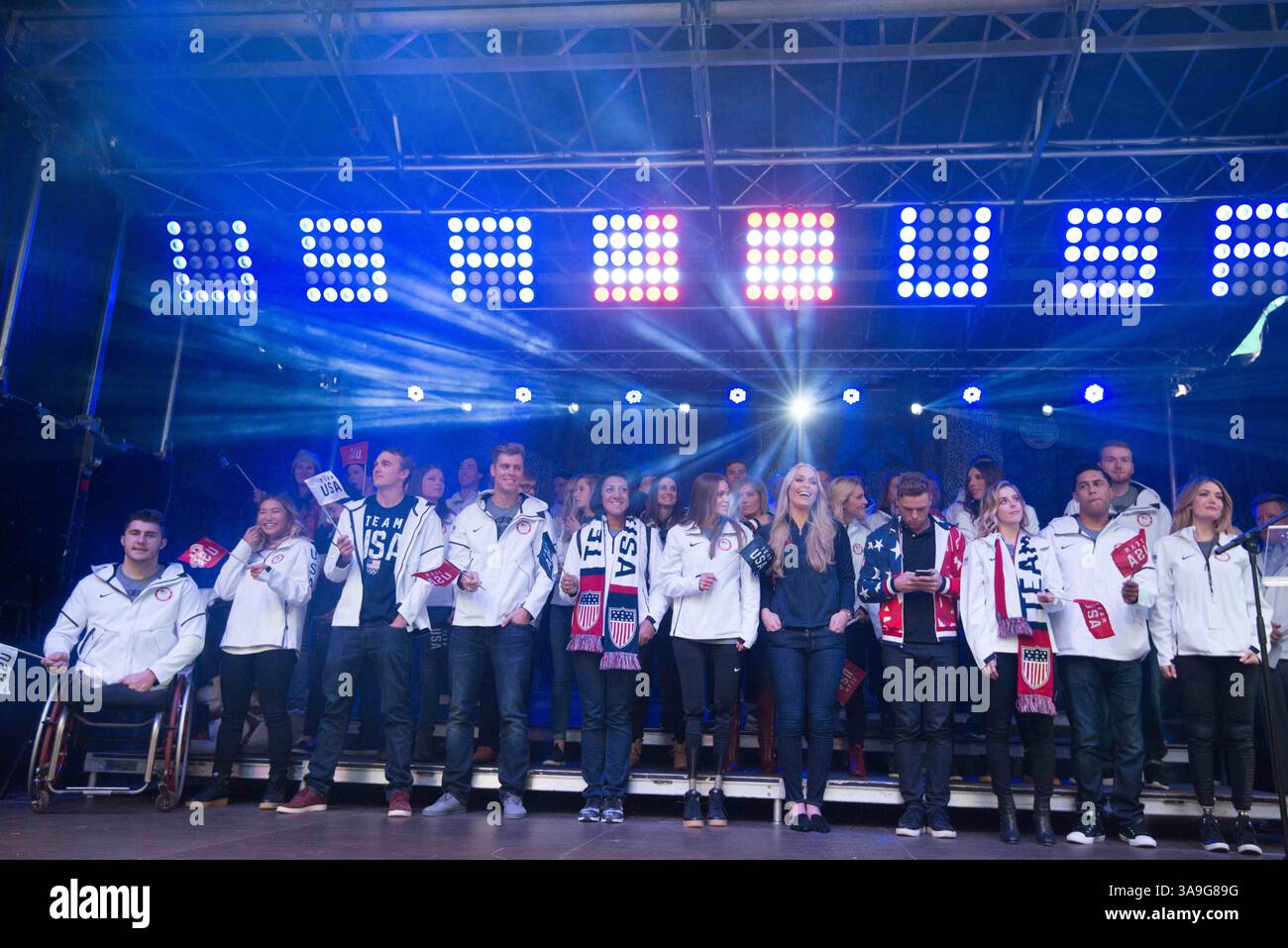 1° novembre 2017 - New York, New York, U. S - atleti olimpici e speranze sul palco dell'evento 100 Days Out e del Team USA Winter Fest a Times Square, New York City, NY. (Immagine di credito: © Mark Smith via ZUMA Wire) Foto Stock