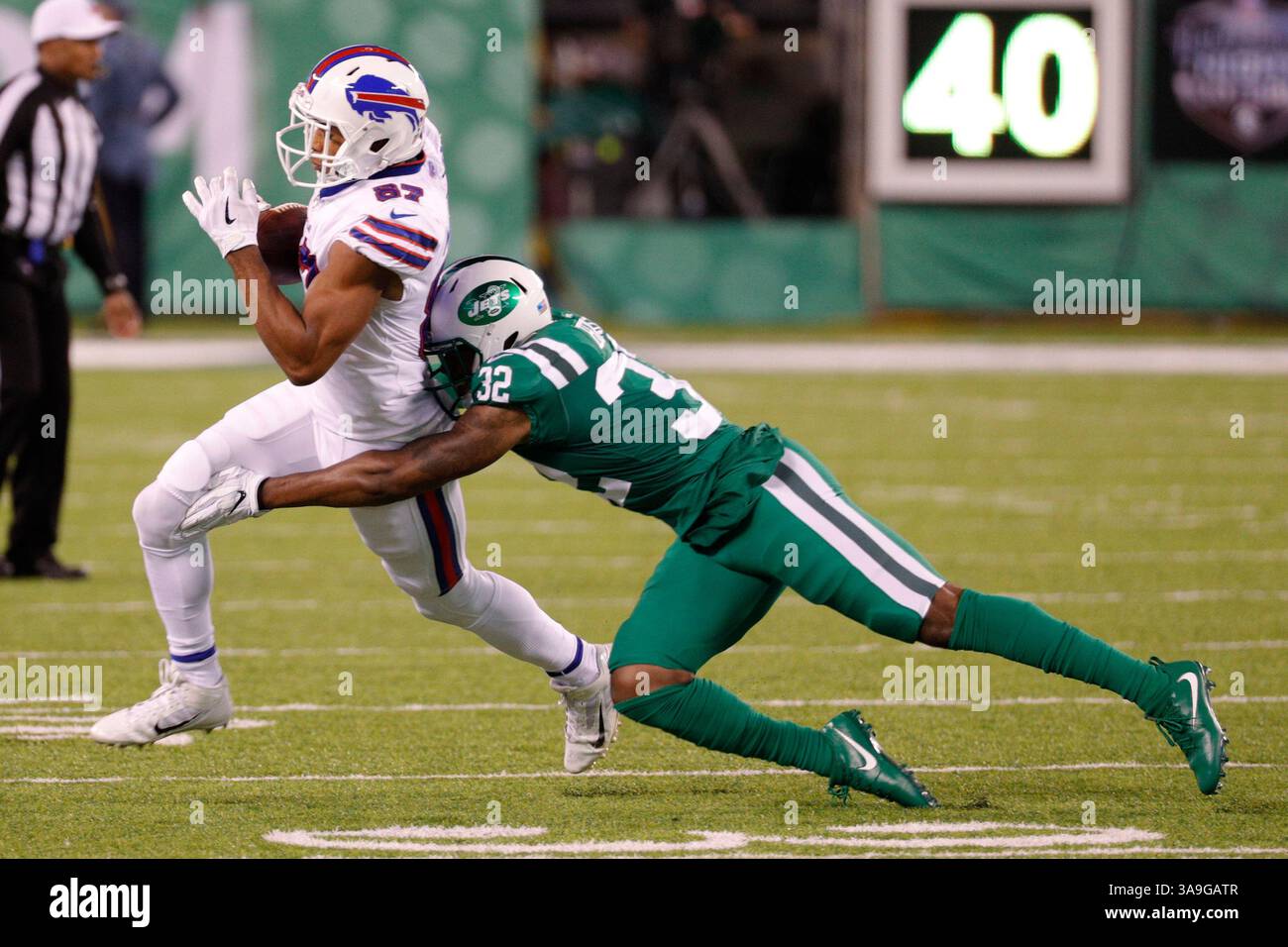 Il 2 novembre 2017, il wide receiver dei Buffalo Bills Jordan Matthews (87) in azione contro il cornerback dei New York Jets Juston Burris (32) durante la partita NFL tra i Buffalo Bills e i New York Jets al MetLife Stadium di East Rutherford, New Jersey. Christopher Szagola/CSM(immagine di credito: &Copy; Chris Szagola/CSM tramite filo ZUMA) Foto Stock