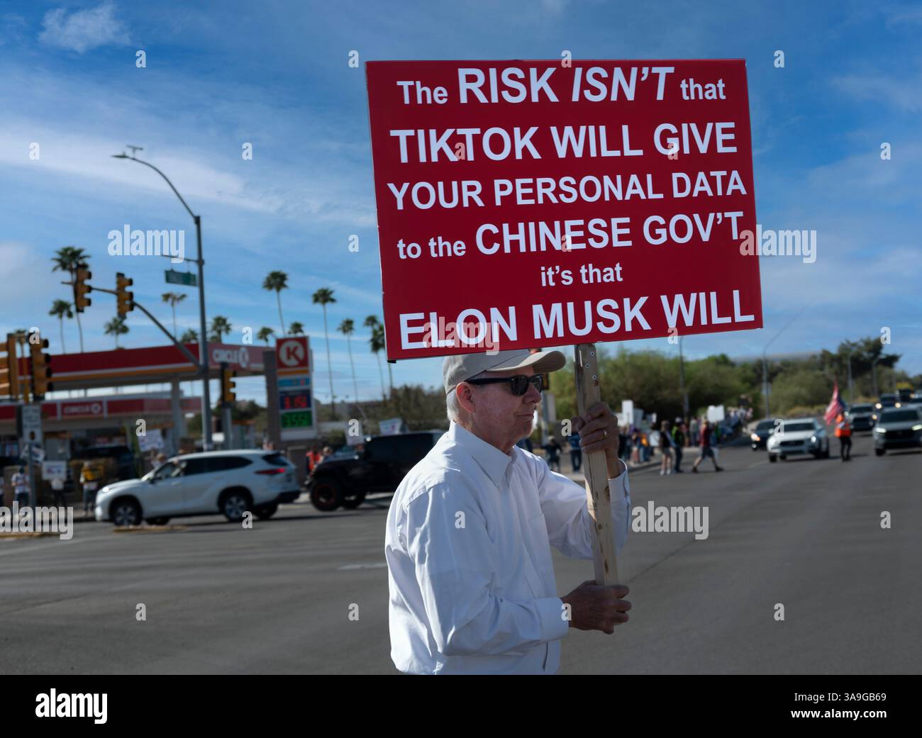 Manifestanti con cartelli che deridono Elon Musk e le buffonate DEL DOGE dell'amministrazione Trump, nonché cartelli con anti-TESLA, presso la concessionaria Tesla di Tucson, Arizona Foto Stock