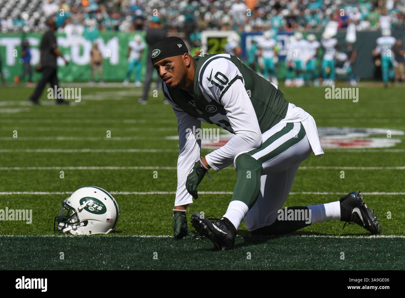 24 settembre 2017: Jermaine Kearse (10) dei New York Jets si allunga prima di una partita contro i Miami Dolphins al Metlife Stadium di East Rutherford, New Jersey. Gregory Vasil/Cal Sport Media (immagine di credito: &Copy; Gregory Vasil/CSM tramite cavo ZUMA) Foto Stock