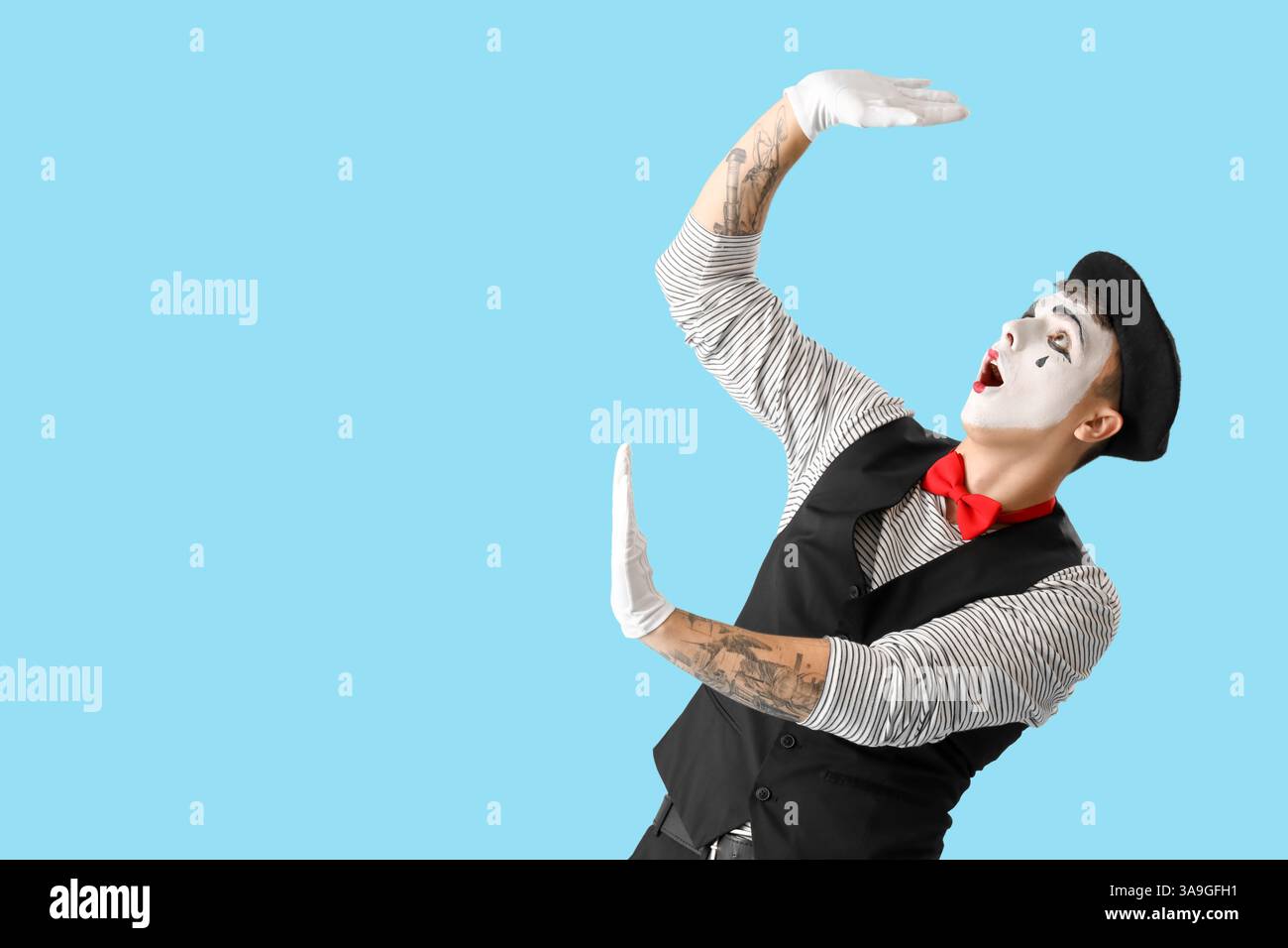 Pantomimista maschile su sfondo blu Foto Stock