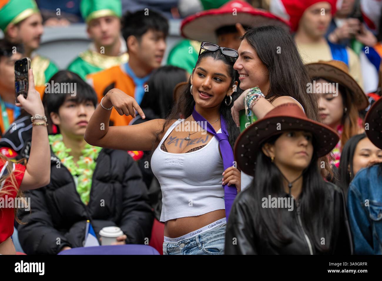 Hong Kong, Cina, 30 marzo 2025, i fan guardano l'Hong Kong Rugby Sevens. Si prevede un record di tre giorni di presenze di 139.000 persone per la messa in scena inaugurale del Cathay/HSBC Hong Kong Sevens 2025, che va dal marzo 28-30 presso il nuovo scintillante Kai Tak Stadium. Un programma di intrattenimento stravagante integra l'evento sul campo. Credito: Asia Visuals Foto Stock