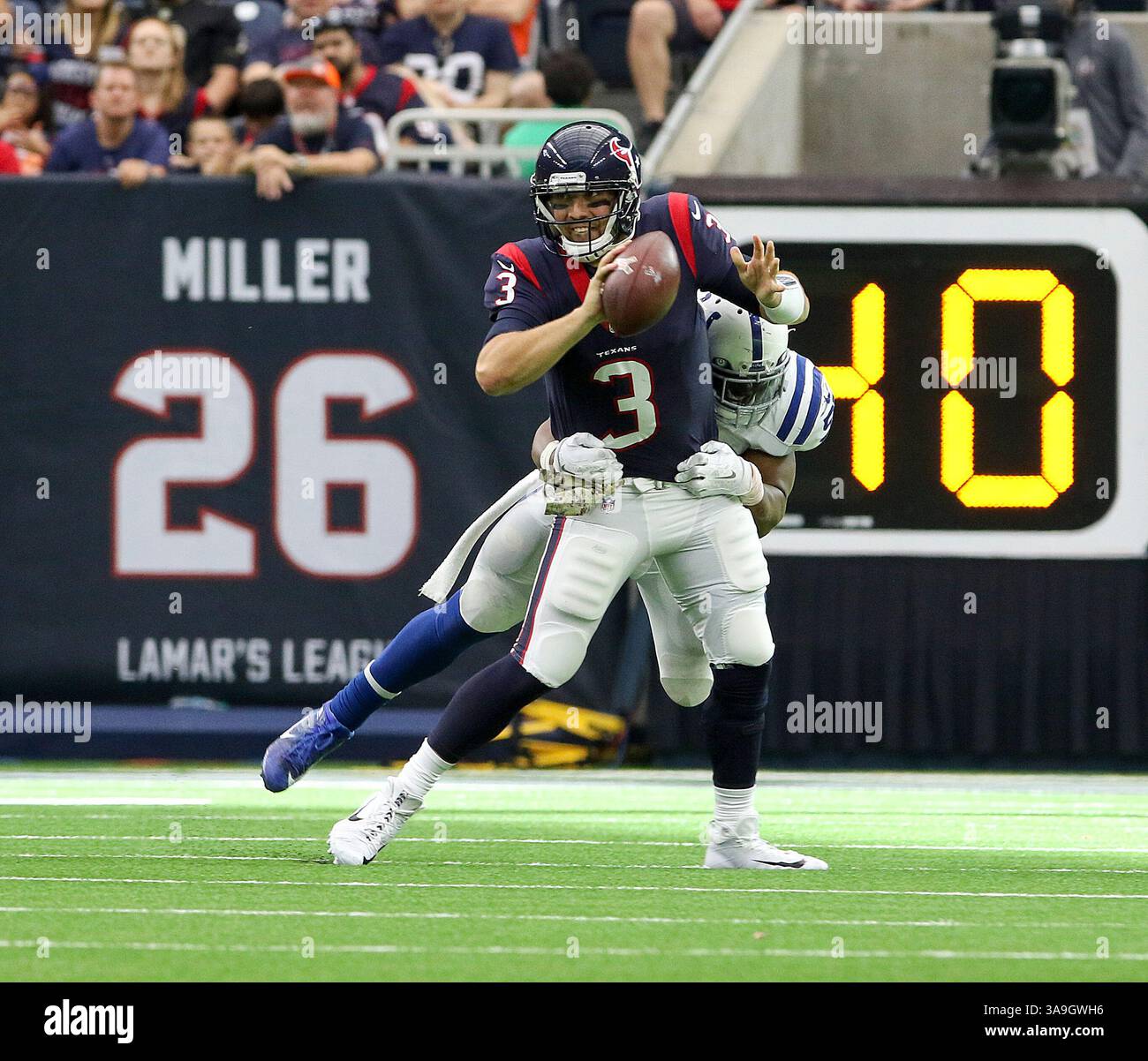 5 novembre 2017: Il quarterback degli Houston Texans Tom Savage (3) viene ingaggiato dagli Indianapolis Colts all'interno del linebacker Jon Bostic (57) nel quarto periodo durante la gara NFL tra gli Indianapolis Colts e gli Houston Texans all'NRG Stadium di Houston, Texas. John Glaser/CSM. (Immagine di credito: &Copy; John Glaser/CSM tramite cavo ZUMA) Foto Stock