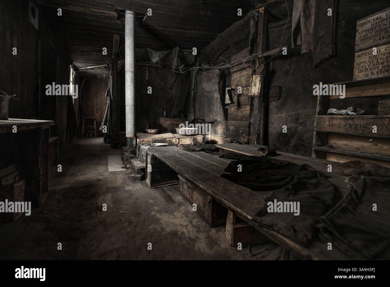 Interno del Discovery Hut di Robert Falcon Scott, costruito per la spedizione Discovery del 1901, sull'isola di Ross, in Antartide Foto Stock