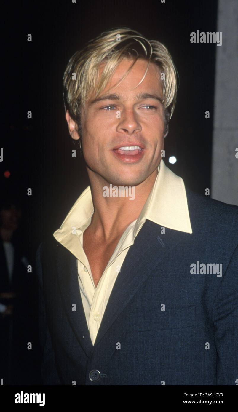 6 ottobre 1997; Los Angeles, CA, Stati Uniti; BRAD PITT alla premiere "sette anni in Tibet". Credito obbligatorio: Foto di Kathy Hutchins/ZUMA Press. (©) Copyright 1997 di Kathy Hutchins Foto Stock