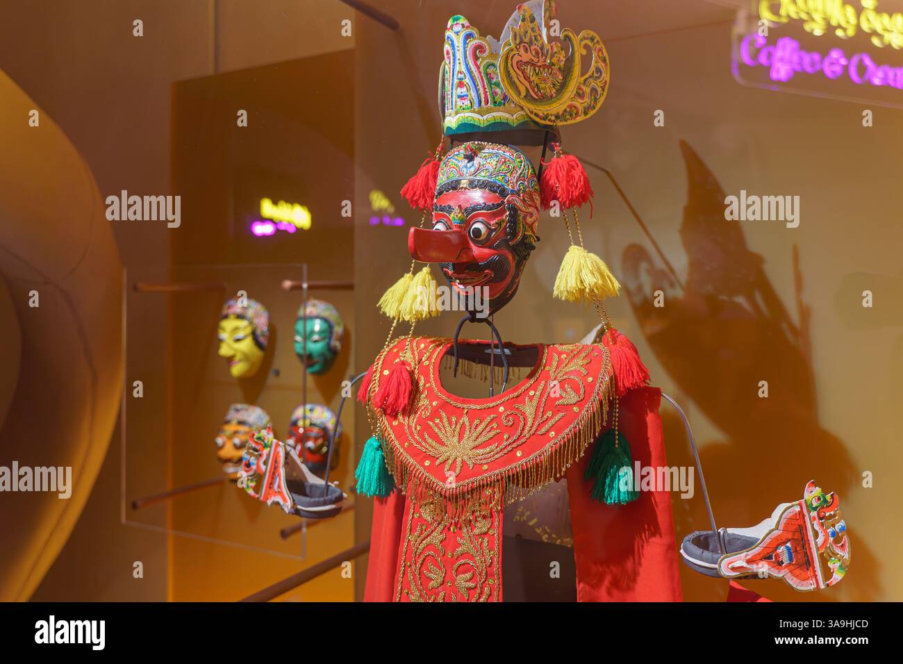 Doha, Qatar - 06 gennaio 2024, Una vista ravvicinata di antiche maschere e abiti cerimoniali, maschere raffiguranti vari volti spaventosi, storia del caffè, in mostra Foto Stock