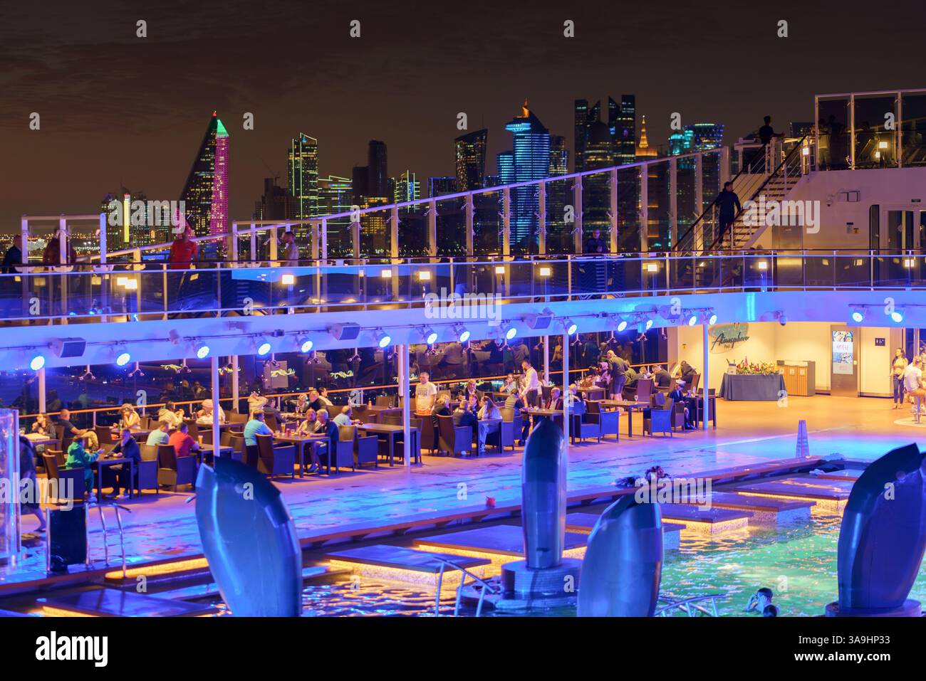 Doha, Qatar - 07 gennaio 2024, vista panoramica del ponte della nave da crociera MSC Virtuosa, con una parte della piscina, i grattacieli di Doha sono visibili Foto Stock