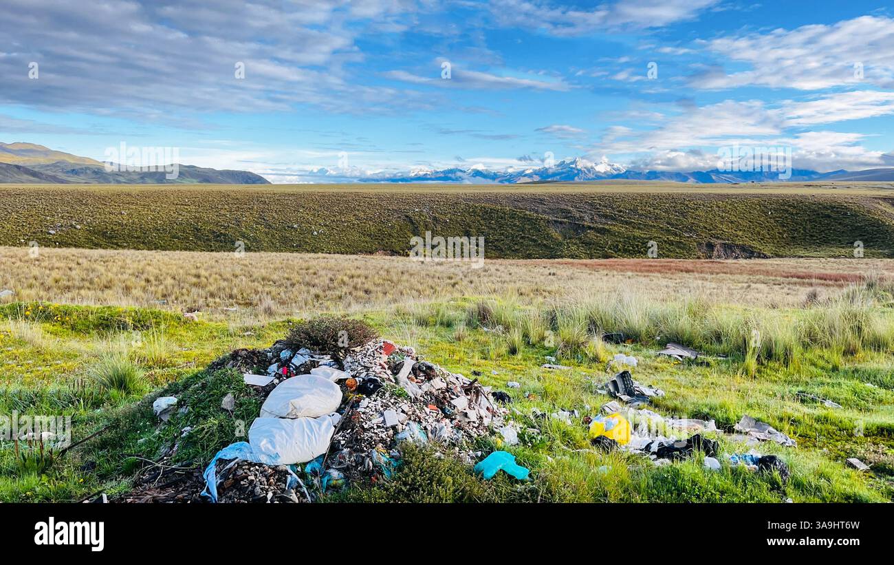 Spazzatura e rifiuti in uno dei luoghi più belli del mondo. Vista delle Ande sullo sfondo, montagne della Sierra a Región Áncash in Perù. Concetto di Foto Stock