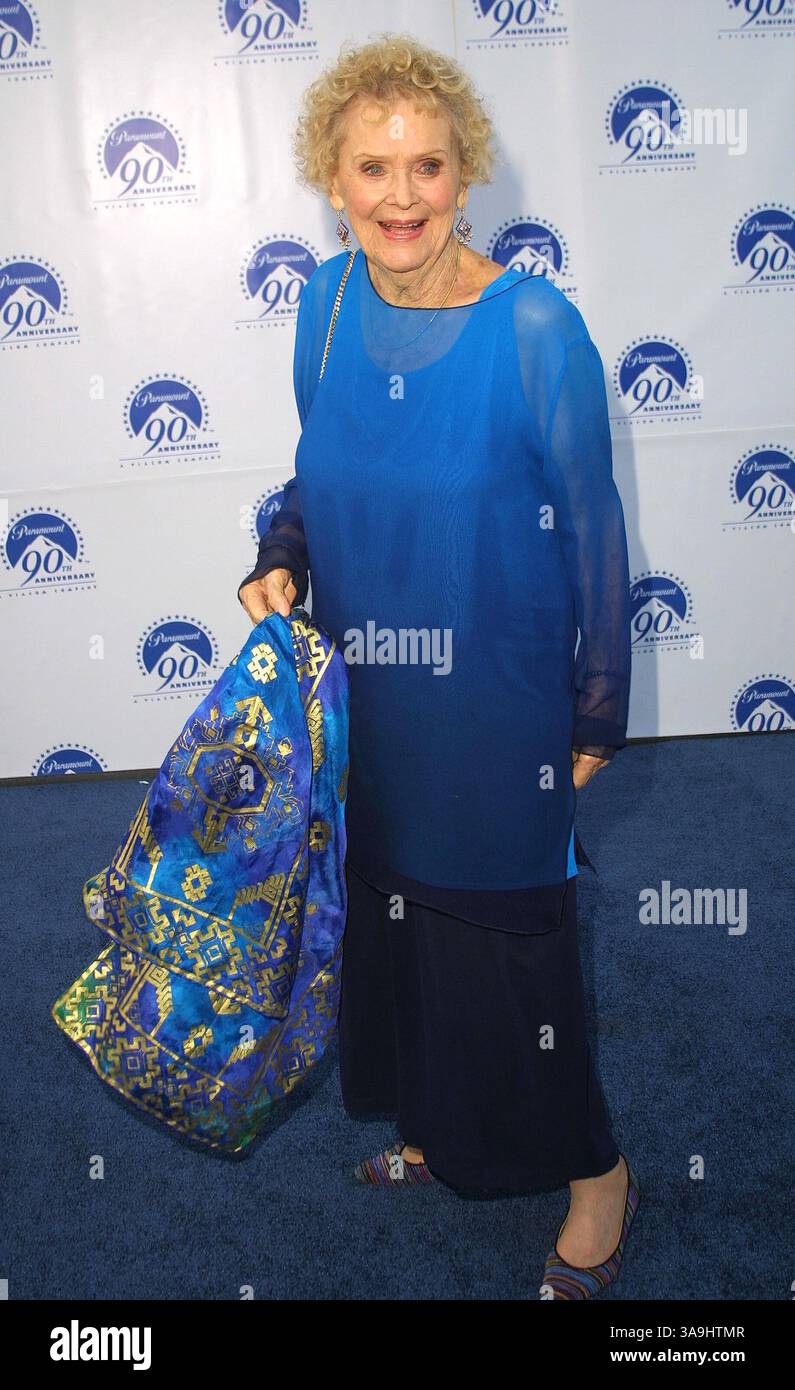 Gloria Stuart è nata a Santa Monica, morta di cancro ai polmoni il 26 settembre 2010 a Los Angleles, California. Ha recitato nei film The Old Dark House (1932), The Invisible Man (1933) e The Kiss Before the Mirror (1933). Stuart tornò sul palco e poi (a metà degli anni '40) si ritirò dalla recitazione. Da allora, ha iniziato a dipingere e ha tenuto mostre con una sola donna a New York, Austria e Italia. Negli anni '1970, è tornata a recitare. Vedova dal 1978 (suo marito era lo sceneggiatore Arthur Sheekman), è stata nominata all'Oscar per la sua performance come la sopravvissuta di 100 anni dell'affondamento dei Titani Foto Stock