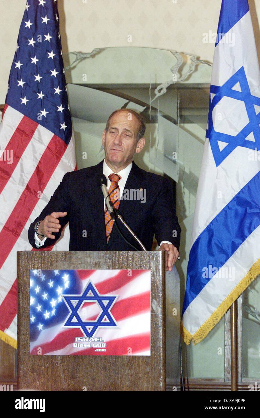 16 ottobre 2002; San Diego, California, Stati Uniti; il sindaco di Gerusalemme EHUD OLMERT ha ricevuto 00.000 raccolti dalle chiese cristiane di San Diego per combattere il terrorismo in Israele. Foto Stock