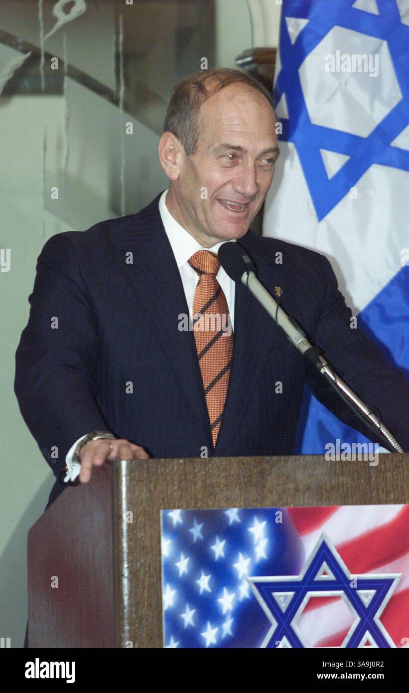 16 ottobre 2002; San Diego, California, Stati Uniti; il sindaco di Gerusalemme EHUD OLMERT ha ricevuto 00.000 raccolti dalle chiese cristiane di San Diego per combattere il terrorismo in Israele. Foto Stock