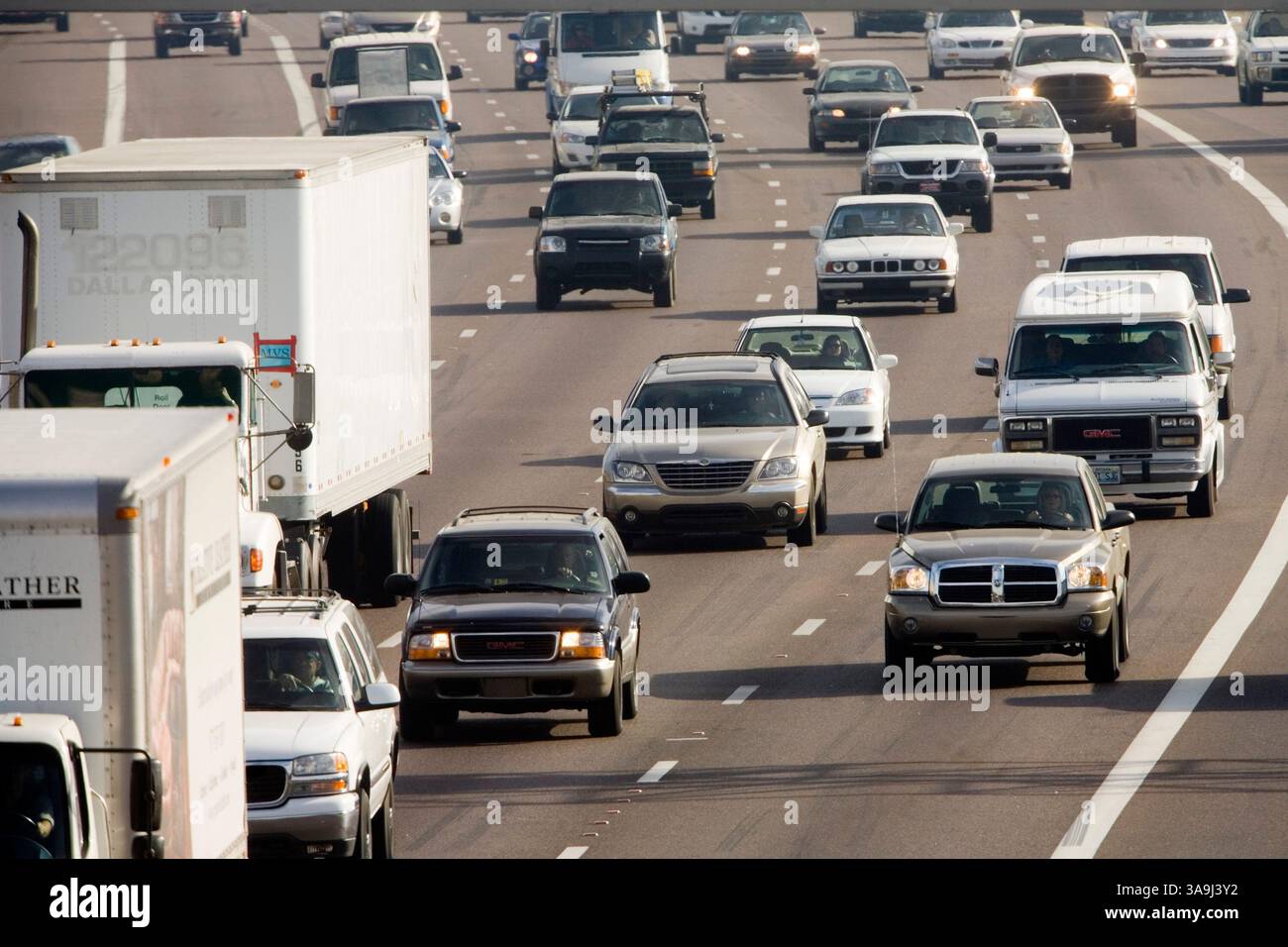 21 dicembre 2005; Phoenix, Arizona, Stati Uniti; traffico sull'Interstate 10 nel centro di Phoenix, Arizona, durante una giornata di allarme per l'inquinamento a Phoenix. Phoenix, e i suoi sobborghi, lottano con gli elevati livelli di inquinamento da particolato, la "nuvola marrone", ogni inverno. La nuvola marrone è costituita da minuscole particelle di carbonio e biossido di azoto. Queste sostanze si depositano nell'aria principalmente a causa della combustione di combustibili fossili. Automobili, attrezzature per l'edilizia, centrali elettriche, tosaerba, soffiatori di foglie e altro ancora contribuiscono alla nube, che si forma quando l'inquinamento è intrappolato nelle inversioni termiche che sono comuni a Phoenix in Foto Stock