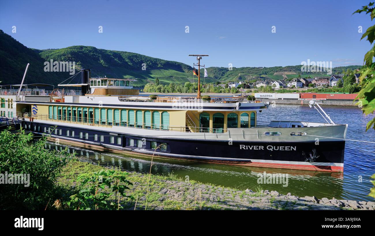 La splendida nave del fiume Queen River dall'aspetto retrò ormeggiata sulle rive del Reno a Boppard, Germania. Foto Stock